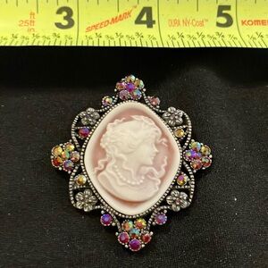 Ladies, very beautiful vintage cameo brooch/pin, beautiful jewelry